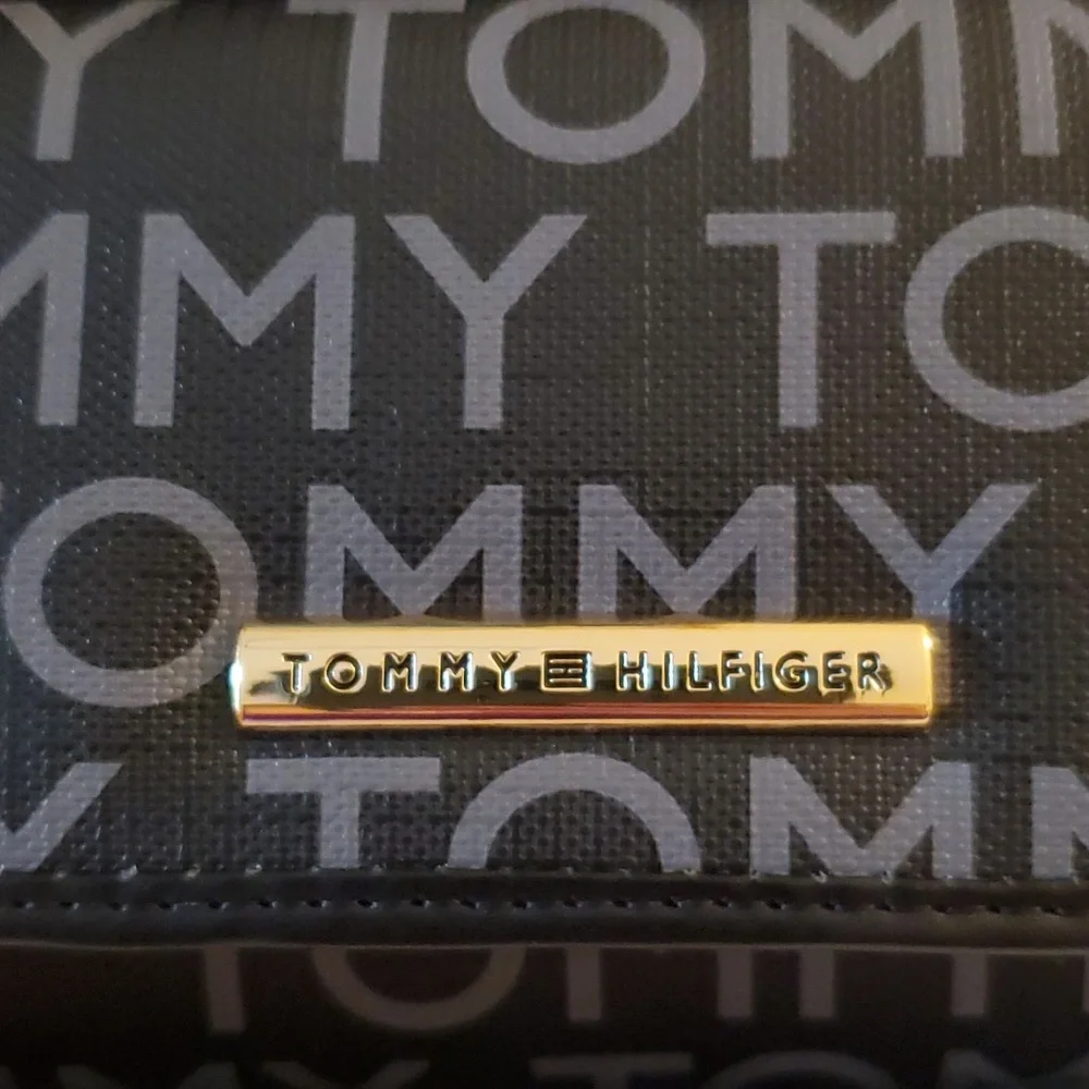 New in box authentic women's Tommy Hilfiger leather wallet